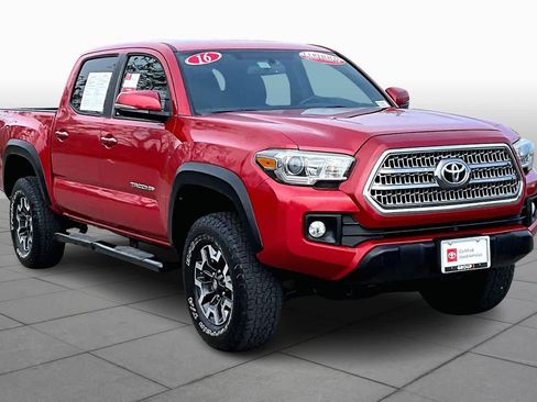 Certified 2016 Toyota Tacoma SR5 image 3