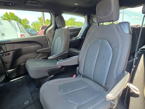 Used 2024 Chrysler Pacifica Touring FWD image 21
