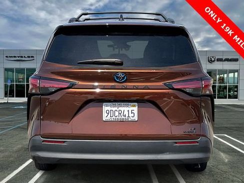 Used 2022 Toyota Sienna LE w/ LE Plus Package image 3