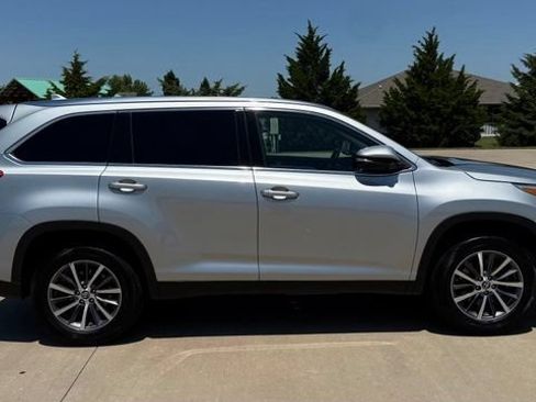 Used 2019 Toyota Highlander XLE FWD image 7