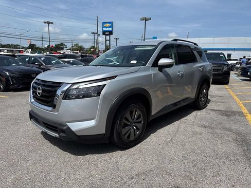 Used 2025 Nissan Pathfinder SV FWD image 3