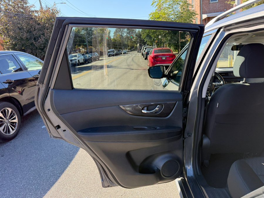 Used 2018 Nissan Rogue SV AWD/4WD image 20