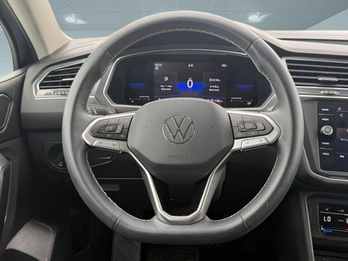 Used 2022 Volkswagen Tiguan SE FWD image 11