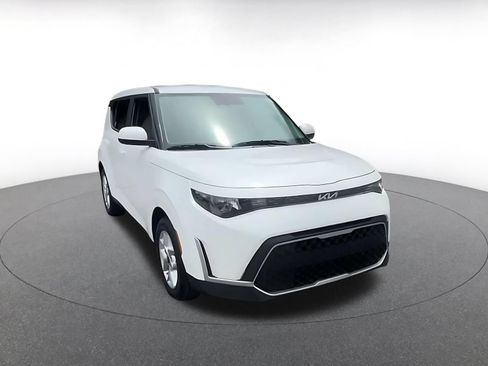 Used 2025 Kia Soul LX w/ LX Technology Package FWD image 3