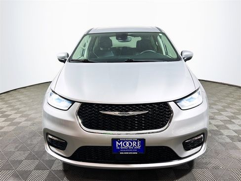 Used 2023 Chrysler Pacifica Touring-L image 3