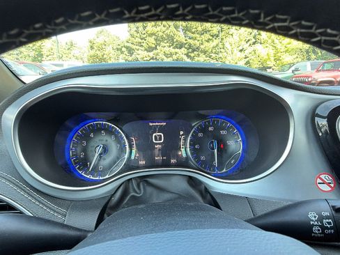 Used 2025 Chrysler Pacifica Limited FWD image 30