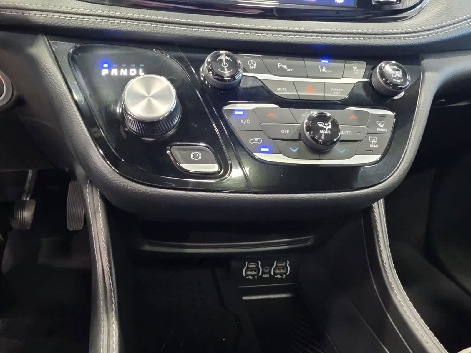 Used 2025 Chrysler Pacifica Limited FWD image 30
