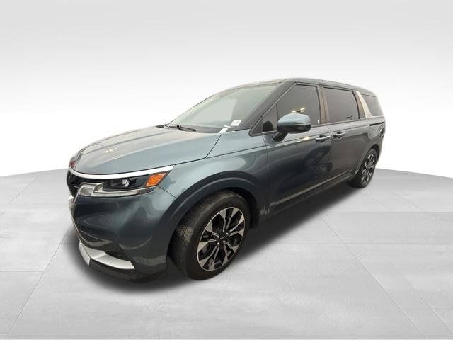 Used 2024 Kia Carnival EX FWD image 4