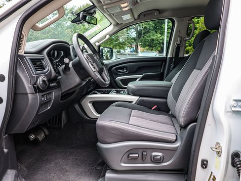 Used 2024 Nissan Titan SV w/ SV Convenience Package RWD image 15