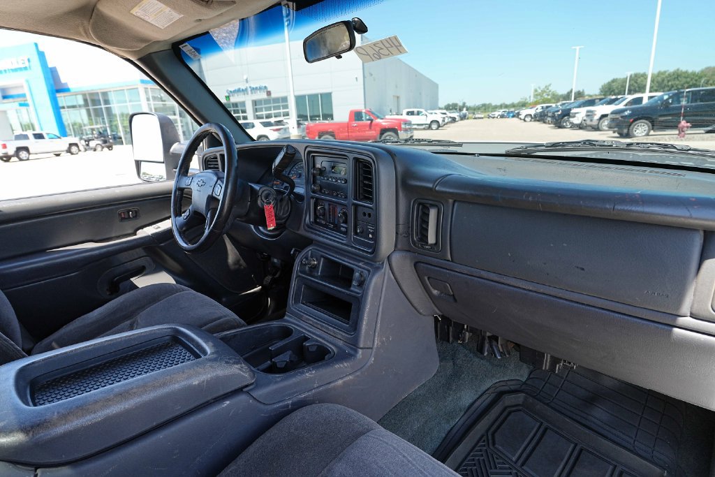 Used 2006 Chevrolet Silverado 2500 W/T w/ Heavy-Duty Power Package AWD/4WD image 21