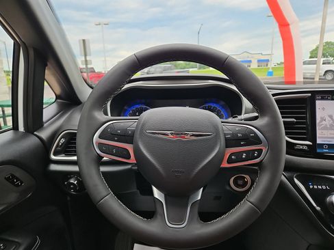 Used 2025 Chrysler Pacifica Select FWD image 11