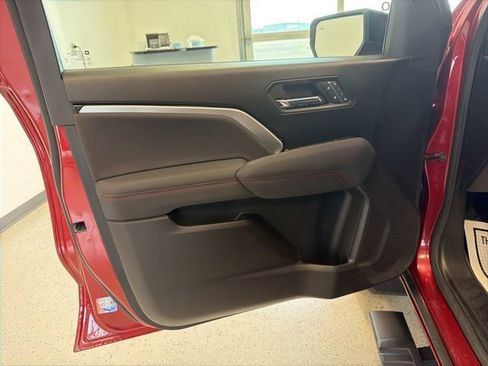 Used 2025 Chevrolet Colorado Z71 w/ Technology Package AWD/4WD image 18