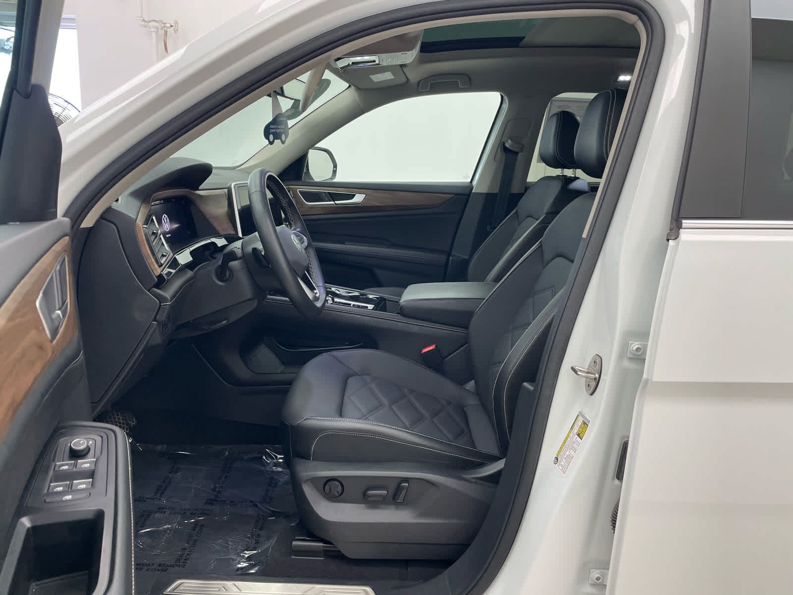 Used 2024 Volkswagen Atlas SE AWD/4WD image 10