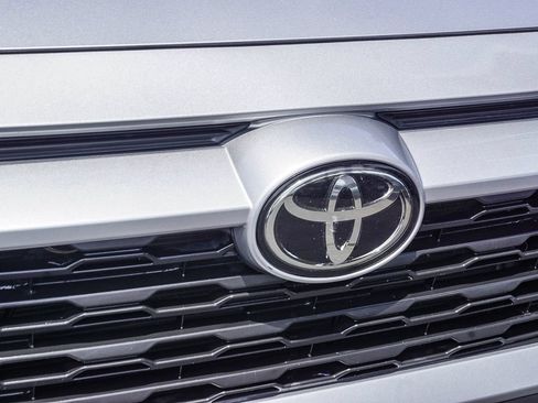 Used 2020 Toyota RAV4 LE w/ Carpet Mat Package AWD/4WD image 12