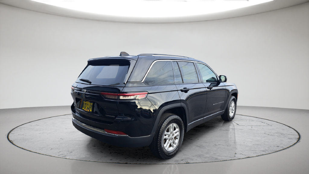 Used 2023 Jeep Grand Cherokee Laredo AWD/4WD image 5