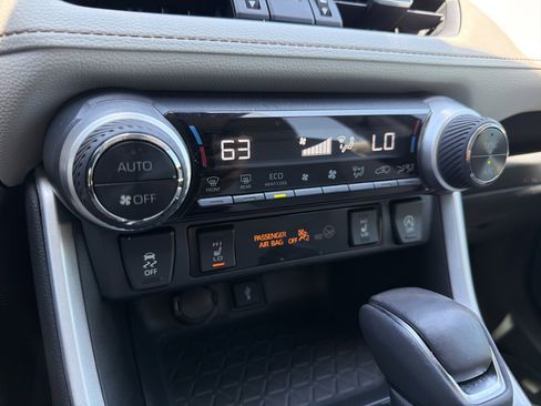Used 2020 Toyota RAV4 XLE Premium FWD image 30
