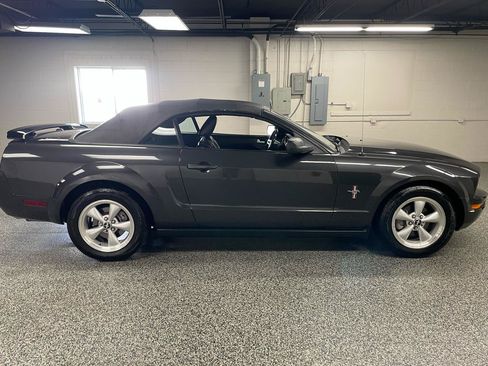 Used 2007 Ford Mustang Convertible RWD image 3