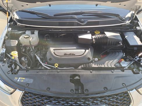 Used 2024 Chrysler Pacifica Touring-L image 29