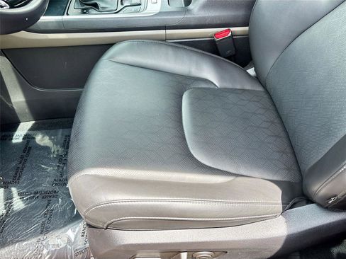 Used 2025 Kia Carnival FWD image 20