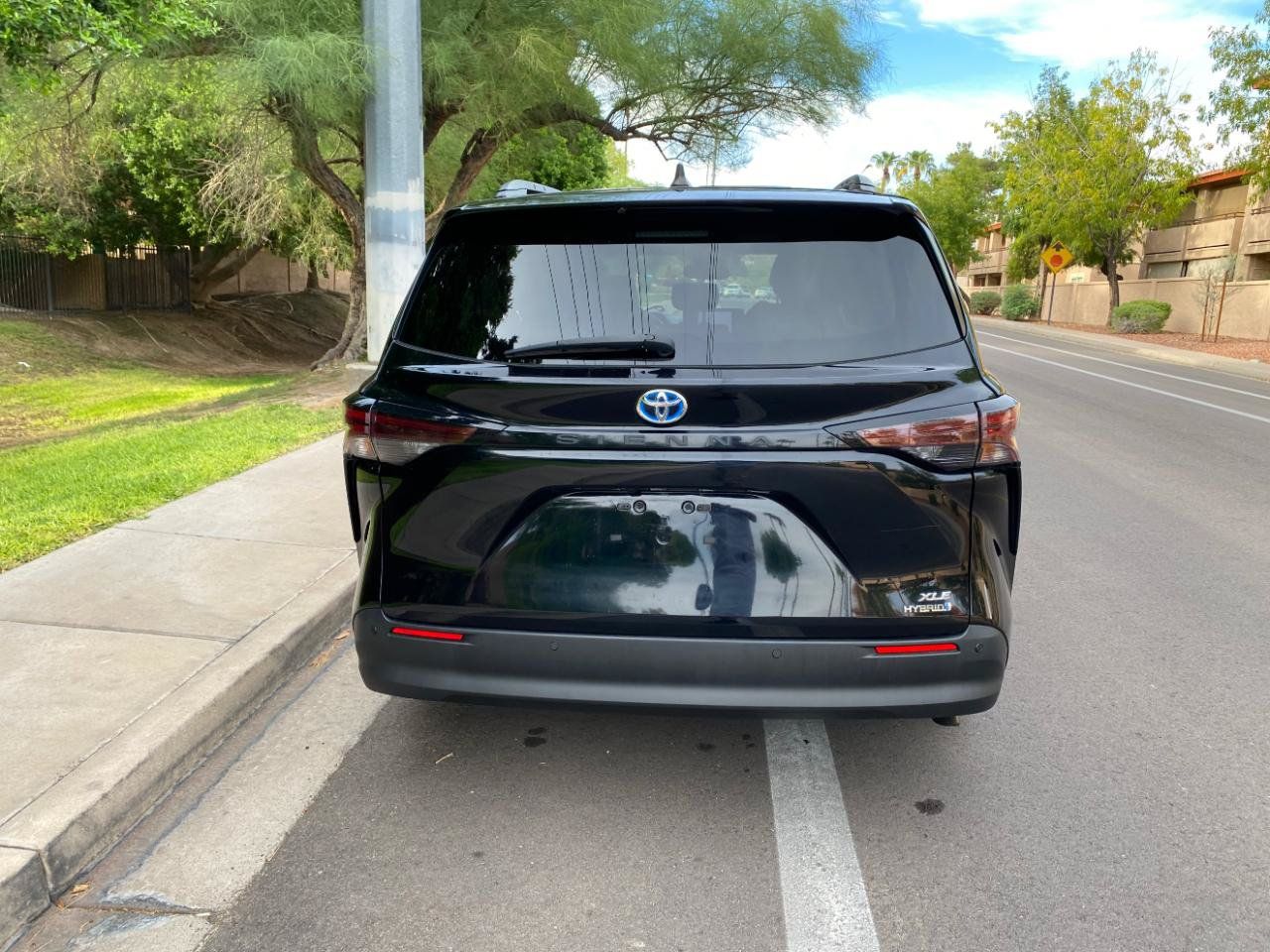 Used 2024 Toyota Sienna XLE FWD image 11