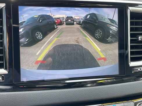 Used 2023 Chrysler Pacifica Touring-L FWD image 21