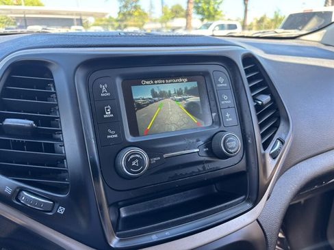 Used 2018 Jeep Cherokee Latitude w/ Altitude Package FWD image 11