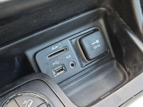 Used 2017 Jeep Cherokee Trailhawk AWD/4WD image 32