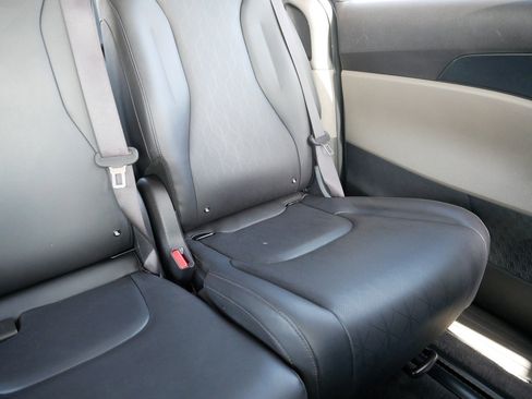 Certified 2025 Kia Carnival image 14