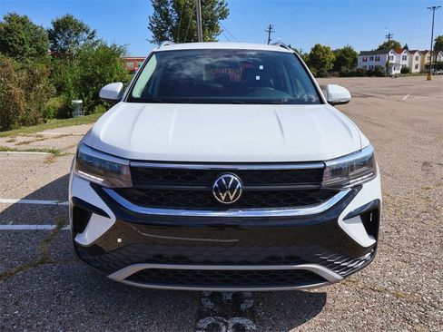 Certified 2022 Volkswagen Taos SE image 8