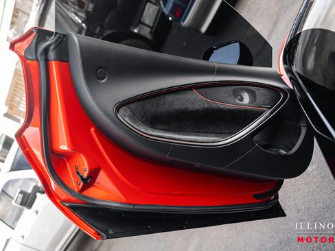 Used 2023 McLaren Artura image 18