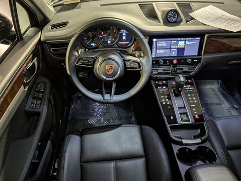 Certified 2025 Porsche Macan image 6