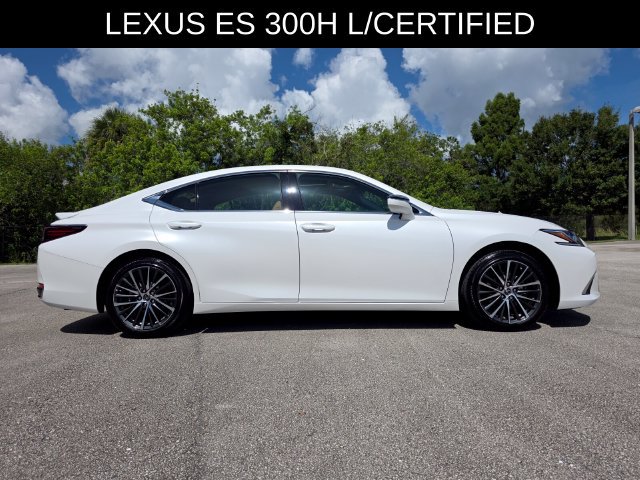 Used 2025 Lexus ES 300h w/ Premium Package FWD image 2