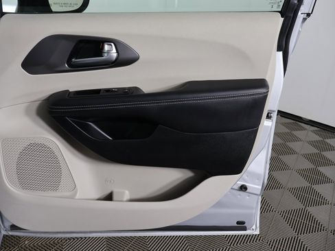 Used 2024 Chrysler Pacifica Touring-L image 22