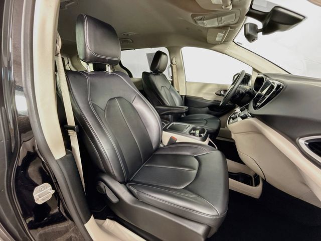 Used 2024 Chrysler Pacifica Touring-L FWD image 29