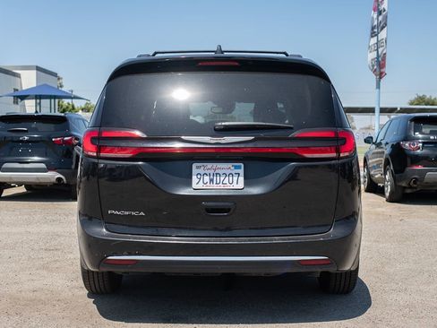 Used 2022 Chrysler Pacifica Touring-L image 12