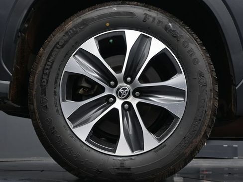 Used 2021 Toyota Highlander XLE FWD image 9