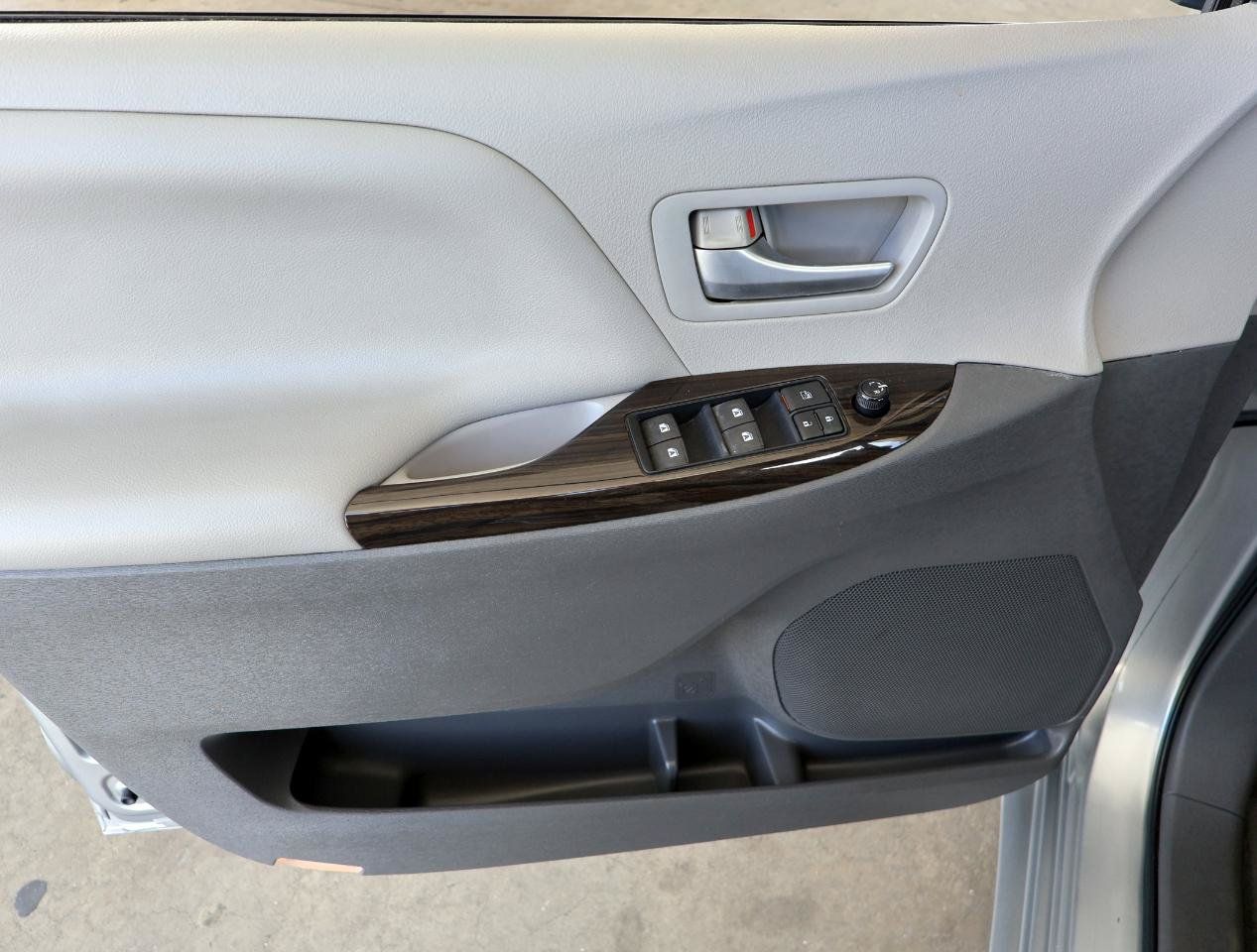 Used 2015 Toyota Sienna XLE FWD image 37