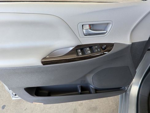 Used 2015 Toyota Sienna XLE FWD image 37