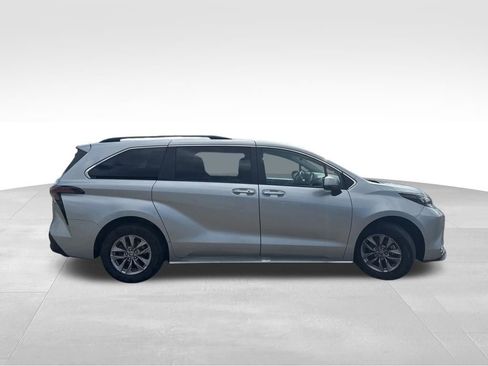 Used 2024 Toyota Sienna XLE image 6