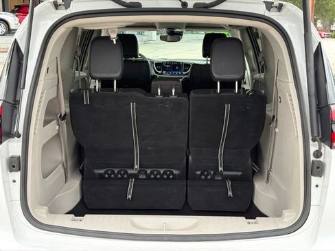 Used 2024 Chrysler Pacifica Touring-L FWD image 5