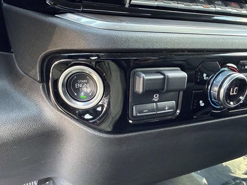 Used 2025 GMC Sierra 1500 SLT AWD/4WD image 33