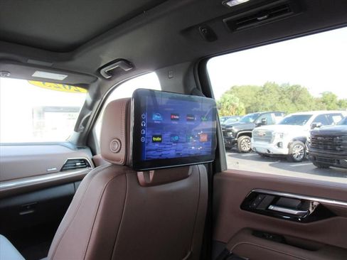 Used 2025 Chevrolet Suburban High Country AWD/4WD image 21