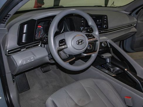 Used 2022 Hyundai Elantra SE w/ Preferred Accessory Package image 5