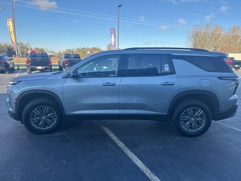 Used 2025 Chevrolet Traverse LT image 6