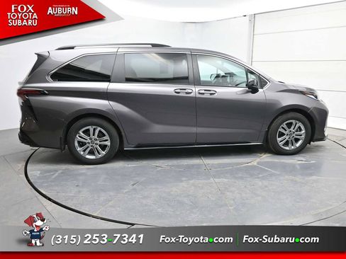 Used 2022 Toyota Sienna XSE w/ XSE Plus Package image 13