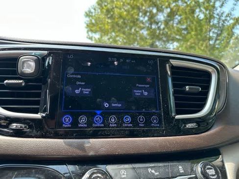 Used 2017 Chrysler Pacifica Touring-L FWD image 10