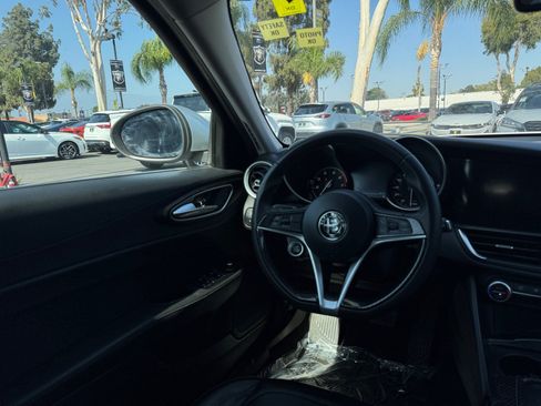 Used 2017 Alfa Romeo Giulia RWD image 17