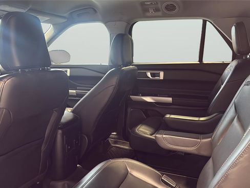 Used 2022 Ford Explorer XLT w/ Equipment Group 202A AWD/4WD image 17