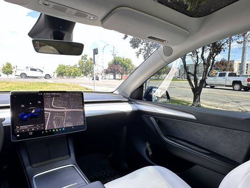 Used 2025 Tesla Model Y Long Range AWD/4WD image 33