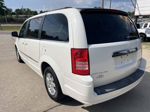 Used 2010 Chrysler Town & Country Touring FWD image 5